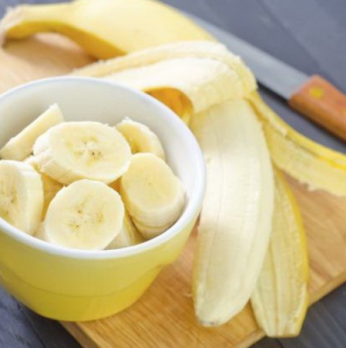 Защо всеки ден трябва да закусите банан и чаша топла вода?