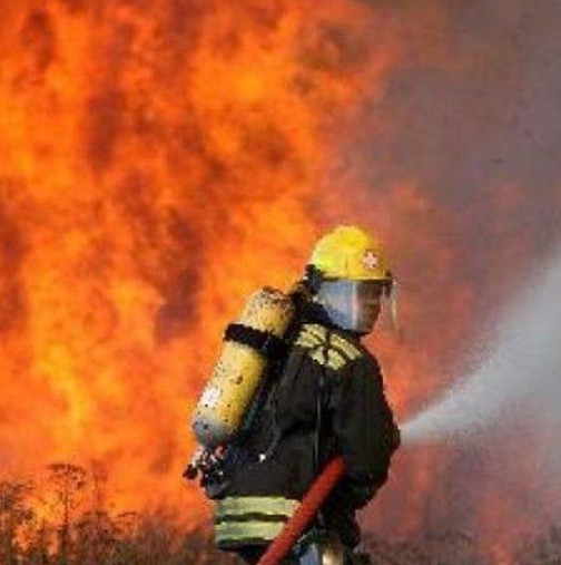 Извънредно!!! Огнен ад в Сандански! Пожарникари се борят с огромни пламъци ...