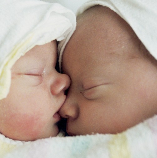 Уникално! Жена роди близнаци от различни бащи