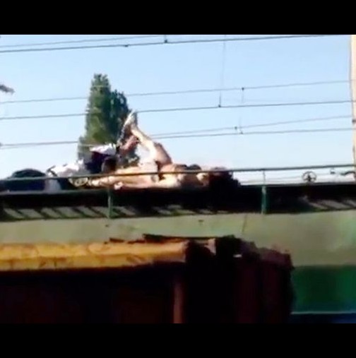 Смъртоносно СЕЛФИ: Момиче загина, опитвайки се да се снима на покрива на влак!