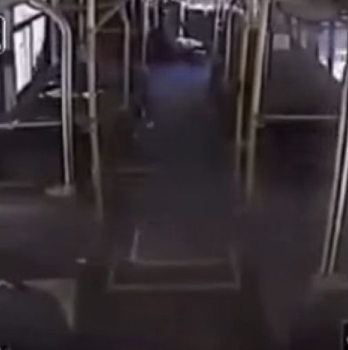 Видео от инцидента - Пътници слизат от автобуса миг преди да го блъсне влак
