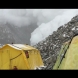 Ще ви замръзне кръвта: Запис от смъртоносната лавина от Еверест (Видео)