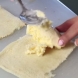 Сложете топка сладолед в хляб и направете най- сочният десерт, който сте яли някога (видео)