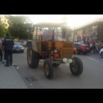 Нова мода на баловете в Перник ! Вижте с какво превозно средство се появи този пернишки абитуриент 