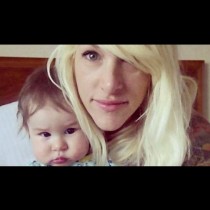 Скандал: Бременна певица изгонена от самолет