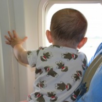 Може ли да свалят бебето ви от самолет, защото е заплаха за сигурността?