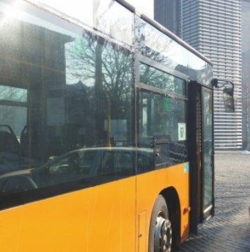 Кошмар в градския транспорт на София: Водач на автобус шофира пиян, качва се по тротоарите, където се движат майки с деца