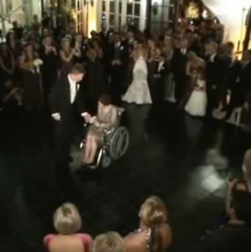 Майката не можеше да стане от количката, но когато младоженецът направи това, на всички им се насълзиха очите!