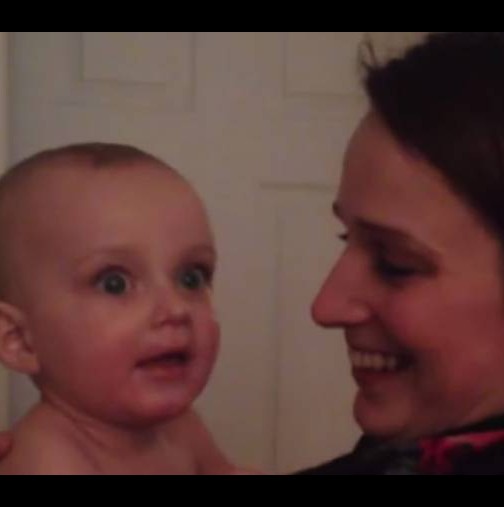 Това бебе среща близначката на майка си за първи път – вижте реакцията му! (Видео)
