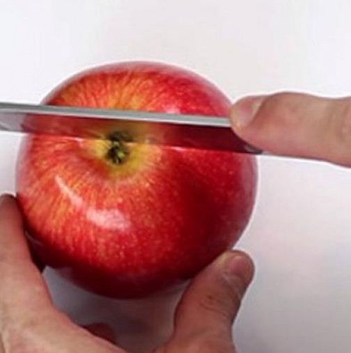 Вече няма да режете ябълките по същия начин, след като видите видеото!
