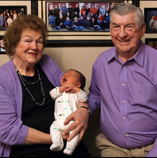 Баба и дядо празнуваха раждането на 100-тно по ред внуче! Най-малкият им син имал 10 племенника, когато се родил!