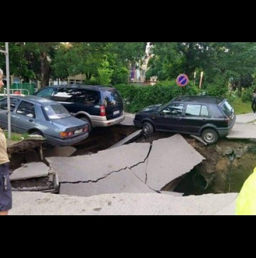 Това се случва сега в България! Огромни части от пътя потънаха в земята и ...