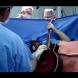 Пациент свири на китара, докато му отстраняват тумор в мозъка - Видео