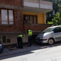 Почерпен на тротоара спящ мъж вдигна на крак полиция и лекари