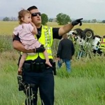 Снимка, която натъжи света: Полицай утешава 2-годишно момиче, което губи баща си в катастрофа