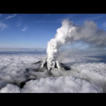 Индонезия: Най-високото ниво на тревога заради изригване на вулкан
