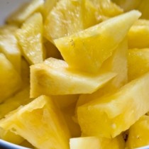 Когато откриете, какво прави ананасът с гърдите ви, няма да спрете да го ядете!