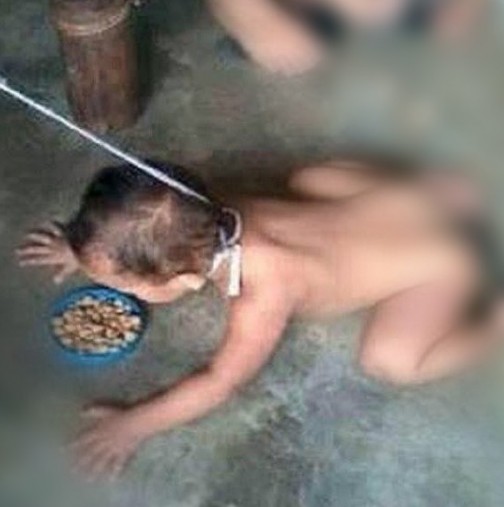 Ужас! Появиха се потресаващи снимки на голо дете, на каишка, карат го да яде кучешка храна