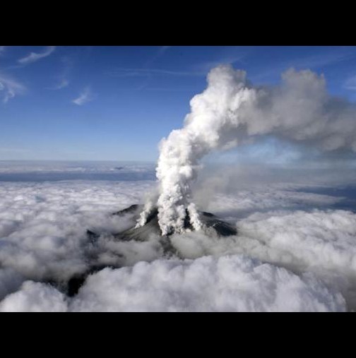 Индонезия: Най-високото ниво на тревога заради изригване на вулкан