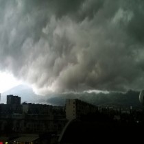 Силна буря се извива над София! Порой залива улиците...