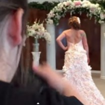 Невероятна сватбена рокля, направена от най-странните неща на света