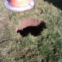 Селянин намерил дупка в полето! Това, което намерил вътре, изненадало всички!