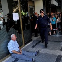 Другото лице на Гърция: Снимката, която обиколи света и показва отчаянието в Гърция