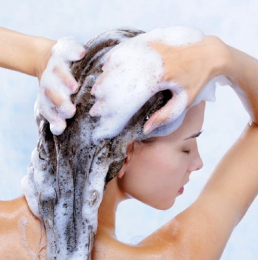 Цял живот си миете грешно косата. Чували ли сте за обратното измиване и защо е толкова полезно?