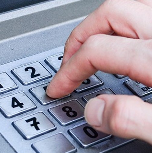 Важно е да знаете! Какво се случва, ако  въведете обратно PIN кода в банкомат?