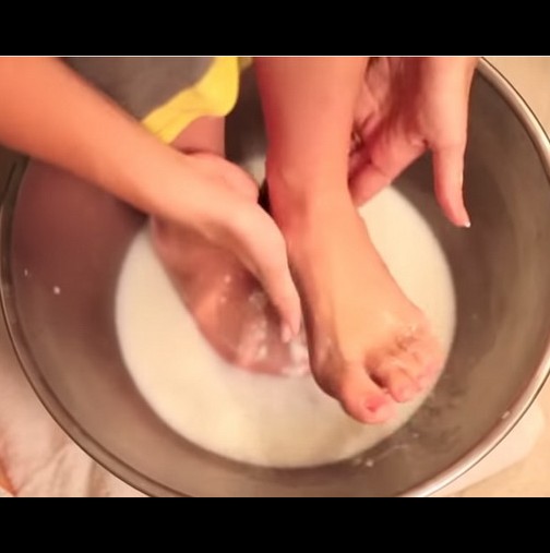 Потопи краката си в мляко и содата. След като видите резултатите, ще опитате и вие (Видео)