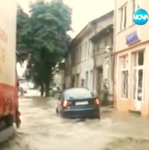 Бедствие в Ловешко: Къща се срути от приливна вълна, докато 6-членно семейство вечеряше в нея!