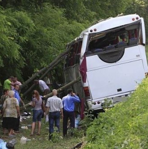 Автобус с пътници катастрофира край Калофер
