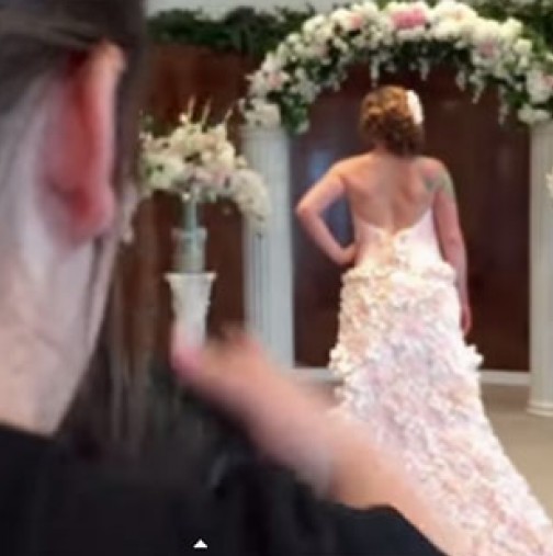 Невероятна сватбена рокля, направена от най-странните неща на света