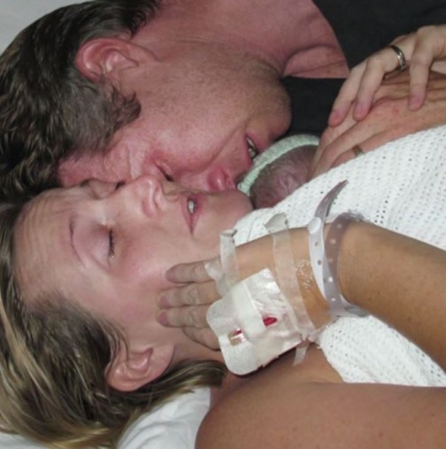 Тя прегърна умиращото си бебенце и ето какво се случи!