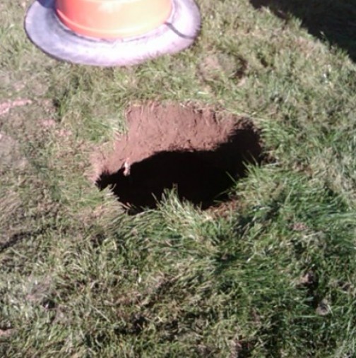 Селянин намерил дупка в полето! Това, което намерил вътре, изненадало всички!