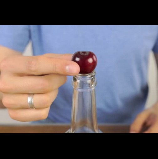 Сложи черешка на стъклена бутилка, а когато видите защо ще опитате и вие (Видео)