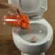 Няма да повярвате, какво се случва, когато този мъж постави морковите в тоалетната чиния