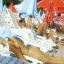 Шокираща снимка във Фейсбук на дама, която прави фелацио на гаджето на плажа
