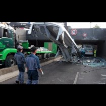 28 ранени в автобус - Тунел му отряза покрива!
