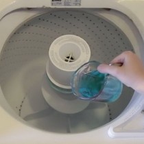 Тя постави вода за уста в пералнята и това, което се случи ще ви накара веднага и вие да го направите (Видео) 