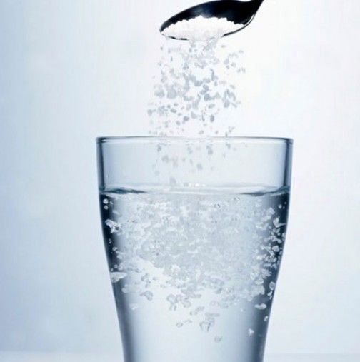 Защо всеки ден трябва да изпивате чаша солена вода на празен стомах?