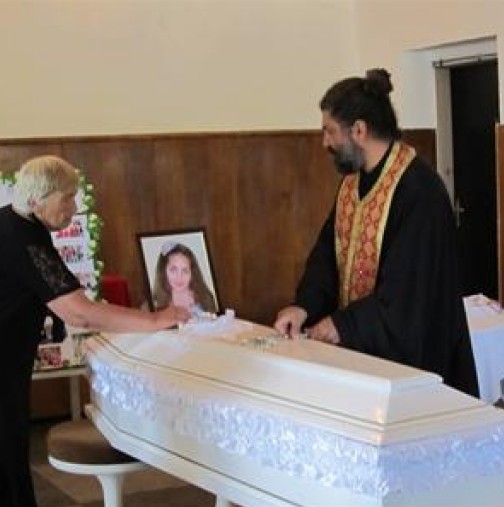 Погребаха 14-годишната Лили в затворен ковчег