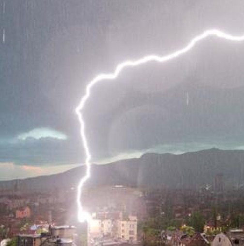 Страховити гръмотевици над София в момента, задава се мощна буря!