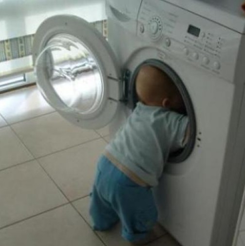 Млада майка сложи детето си в пералня, за да се хвали във Фейсбук и вижте, какво се случи!
