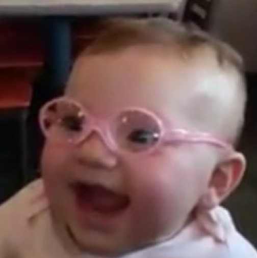 Ще ви разтопи сърцето: Бебе получило очила с диоптър и ясно видяло мама и татко!