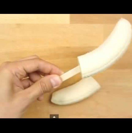 Тя сложи пръчка от сладолед в банан. Когато видите крайния резултат, ще направите същото!