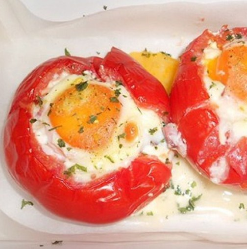 Лека вечеря за топлите дни - яйце в домат. Ще си оближете пръстите! Ръководство със снимки