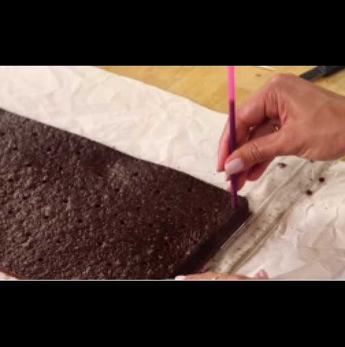 ВИДЕО: Със сламка направи дупки в блатовете за тортата - От това, което се получи ще ви потекат лиги!