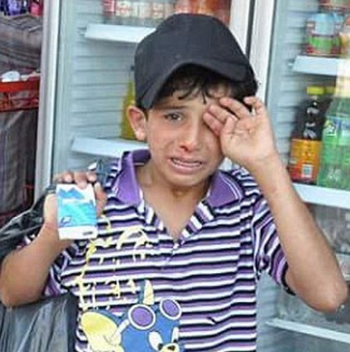 Разплакано дете спечели симпатиите на хората от цял свят: Дете пребито пред ресторант, защото продавало кърпички, за да оцелее!