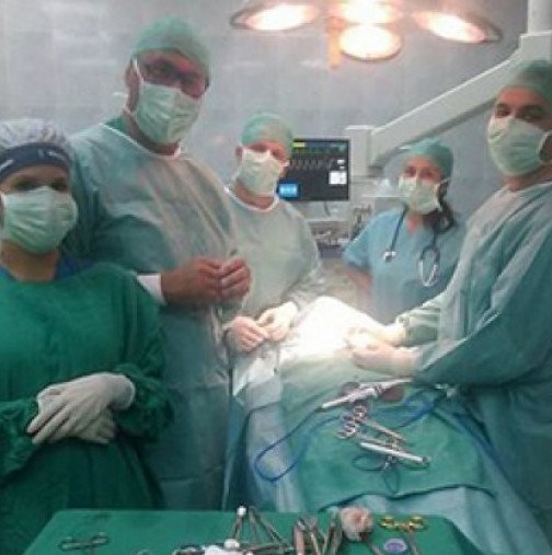 Снимка от операционната зала запали интернет: Докторе, къде са ти ръкавиците ?! 